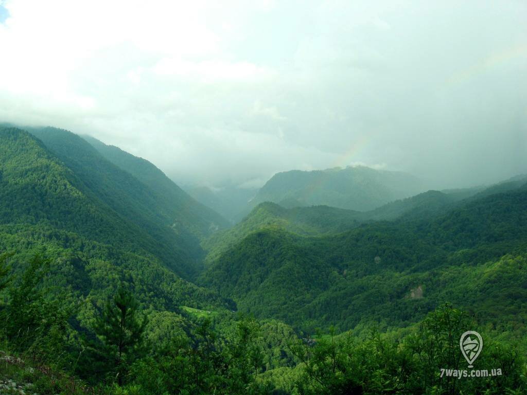 Горы Грузии рядом с Ингурским водохранилищем