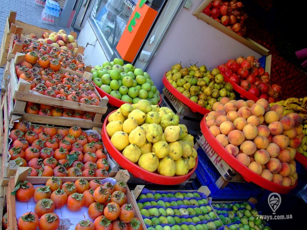 Куча фруктов в магазине города Нийде